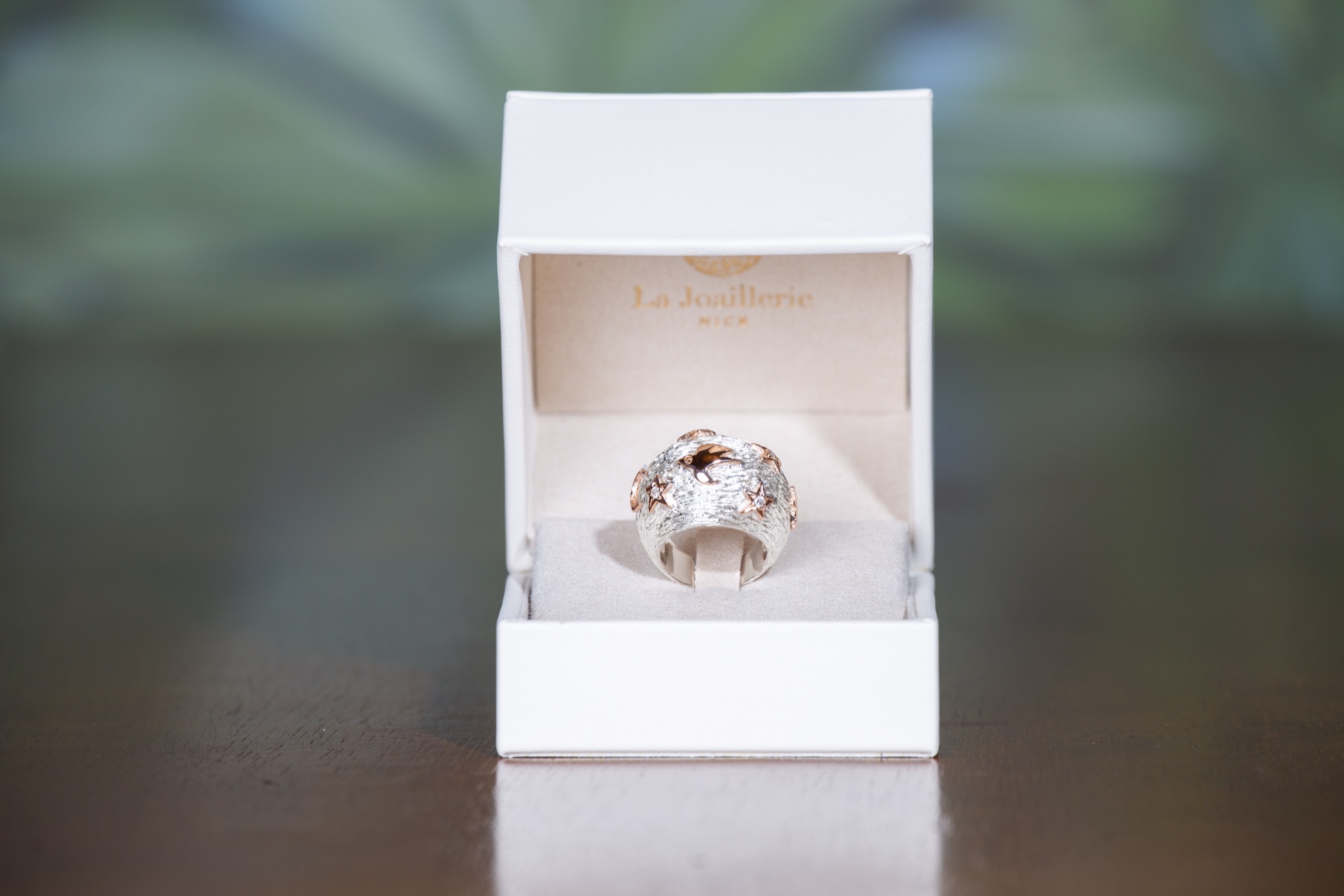 Bague Céleste Grand Modèle en écrin, fond tropical